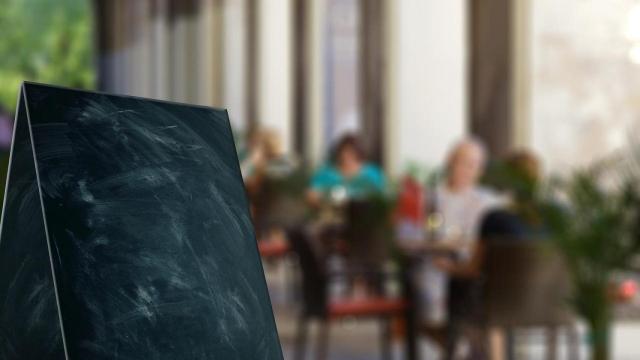 Servicio de mediodía en un restaurante