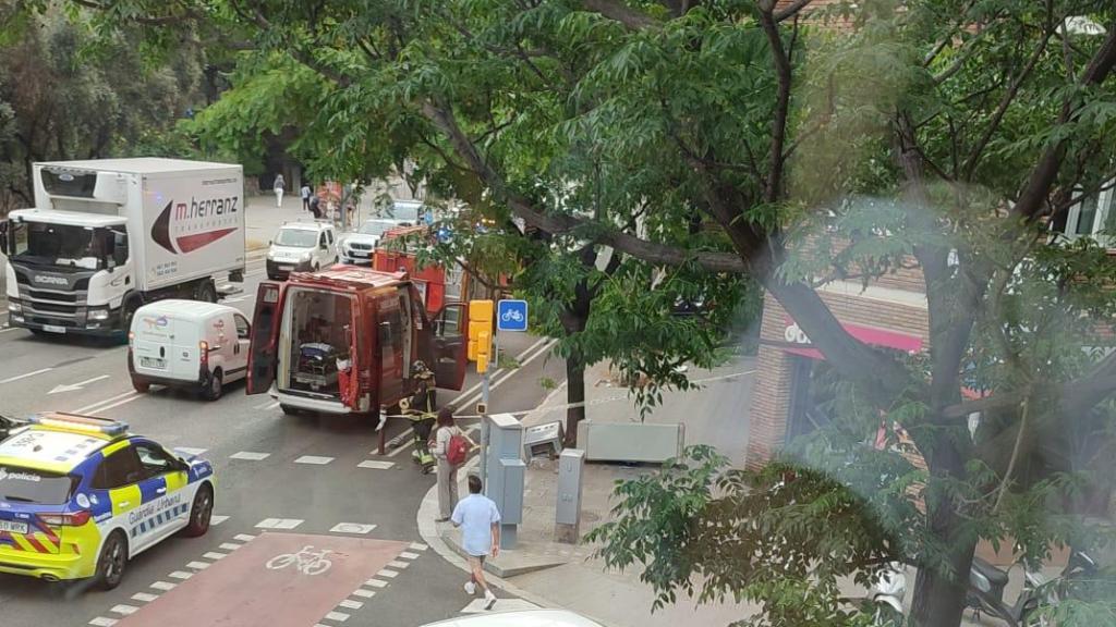 Un cotxe ha xocat contra un arbre a Via Augusta