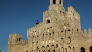Parece medieval, pero tiene sólo 60 años: así es el inacabado castillo catalán con piezas de Gaudí