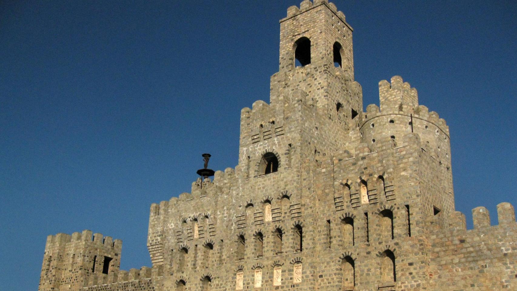 Parece medieval, pero tiene sólo 60 años: así es el inacabado castillo catalán con piezas de Gaudí