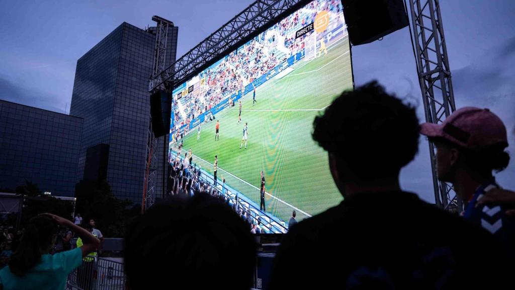 Aficionats del CE Sabadell, miren el partit a les pantalles gegants