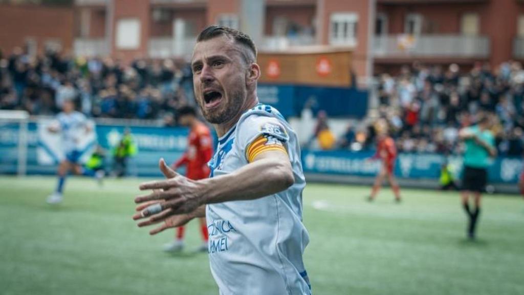 Àlex Cano celebrant un gol amb el CE Europa