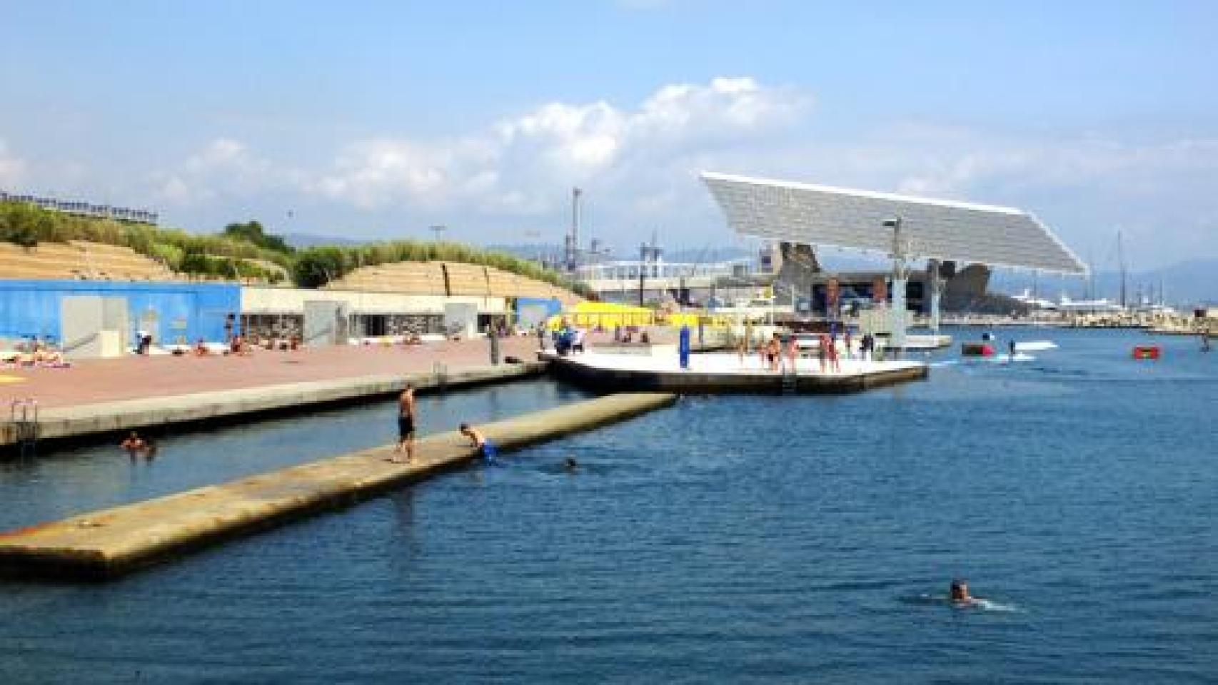 Esta es la única playa sin arena de Barcelona con bandera azul