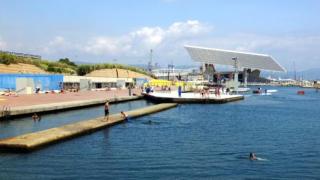 Esta es la única playa sin arena de Barcelona con bandera azul