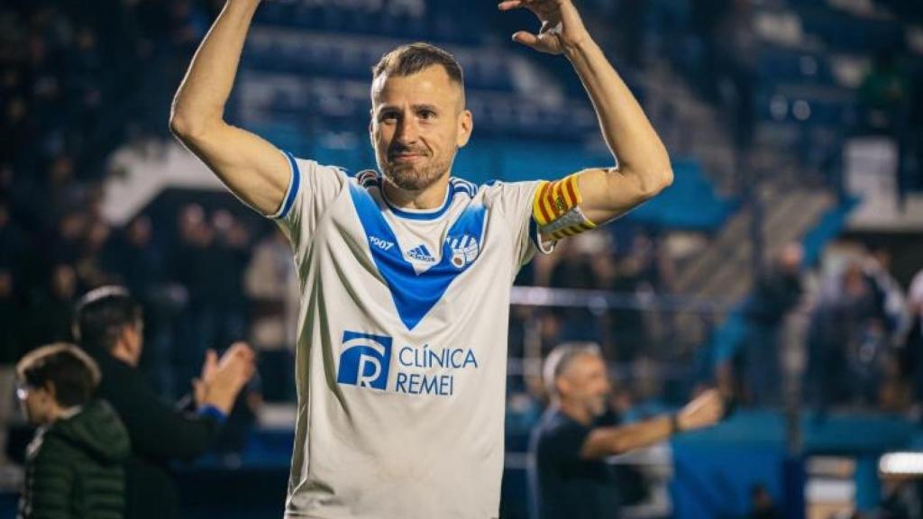 Álex Cano levanta los brazos tras un partido con el CE Europa