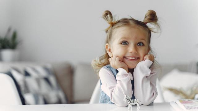 Imagen de archivo de una niña sonriendo