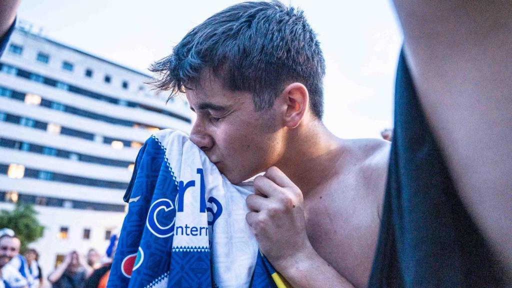 Un aficionado del CE Sabadell besa el escudo de su equipo