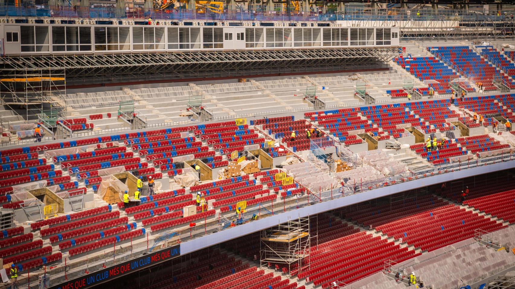 Los operarios del Camp Nou colocan los asientos