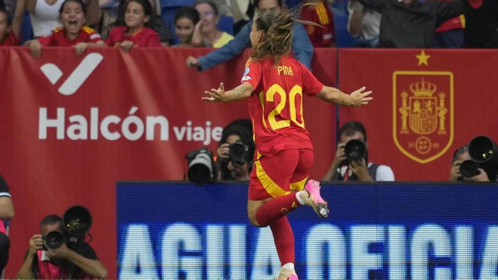 Claudia Pina celebra un gol en el España-Inglaterra
