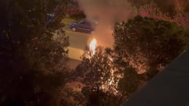 Un vehículo incendiado en Badalona