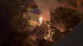 Un vehículo incendiado en Badalona