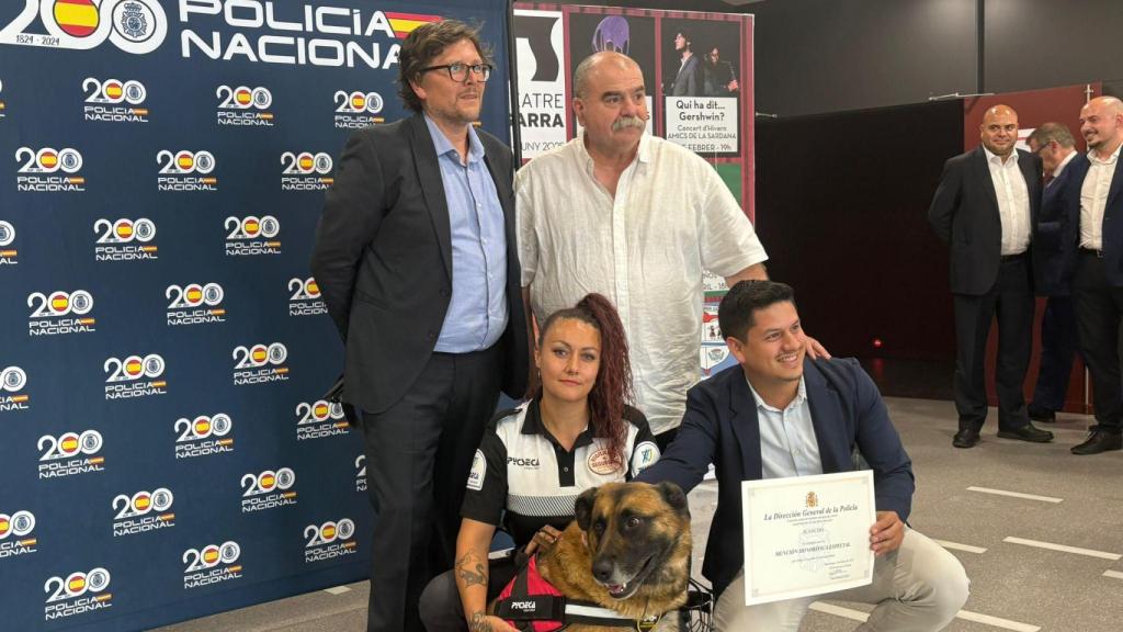 Juancho, el perro vigilante, con Celia, una de las guías de PYCSECA