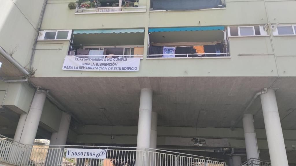 Pancarta en 'els pisos verds' de Can Baró que reivindica la rehabilitación del edificio