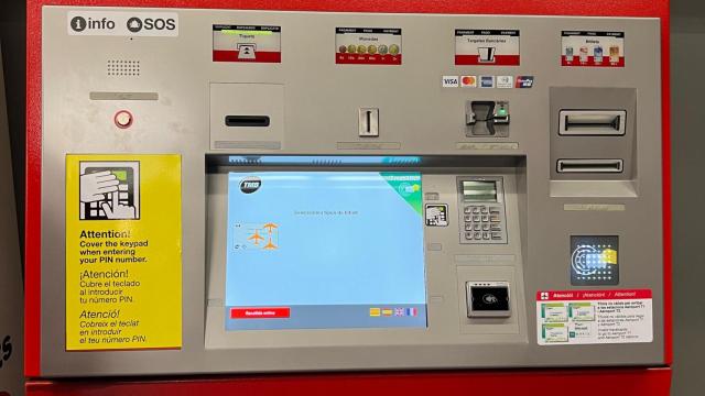 Máquina de venta del metro de Barcelona con pago contactlesss