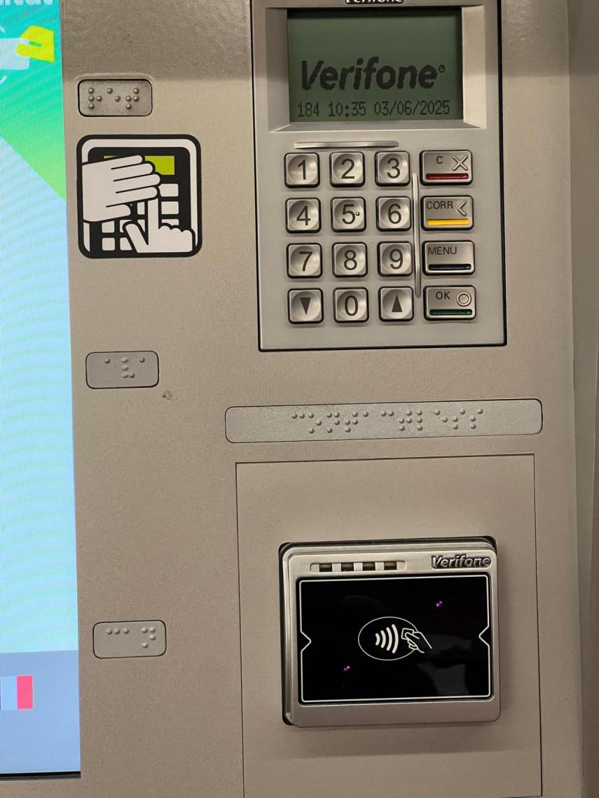 El lector contactless instalado en una máquina de venta de billetes de metro
