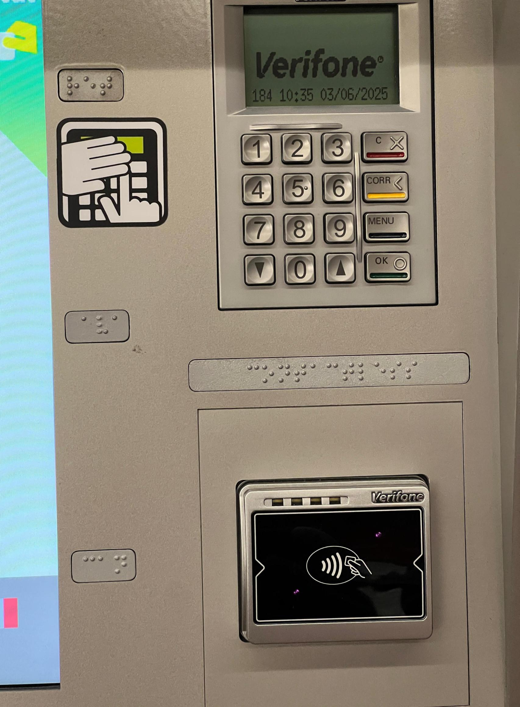 El lector contactless instalado en una máquina de venta de billetes de metro