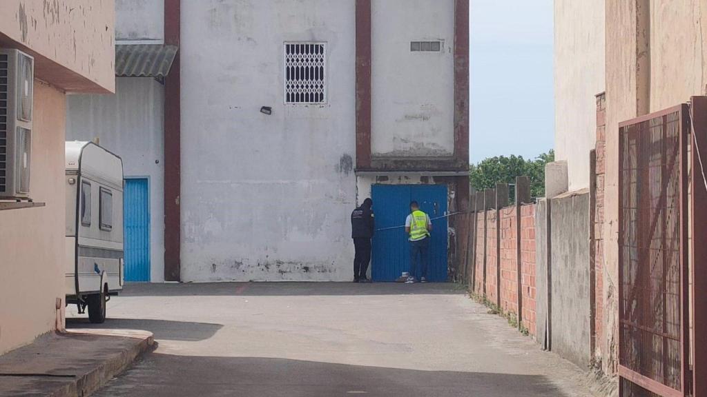 Agentes de los Mossos d'Esquadra en uno de los registros efectuados en el marco del macrooperativo contra el tráfico de armas y drogas en Catalunya