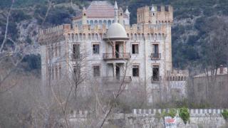 No lo sabías: este castillo medieval abandonado en Barcelona se ha convertido en un museo de arte urbano
