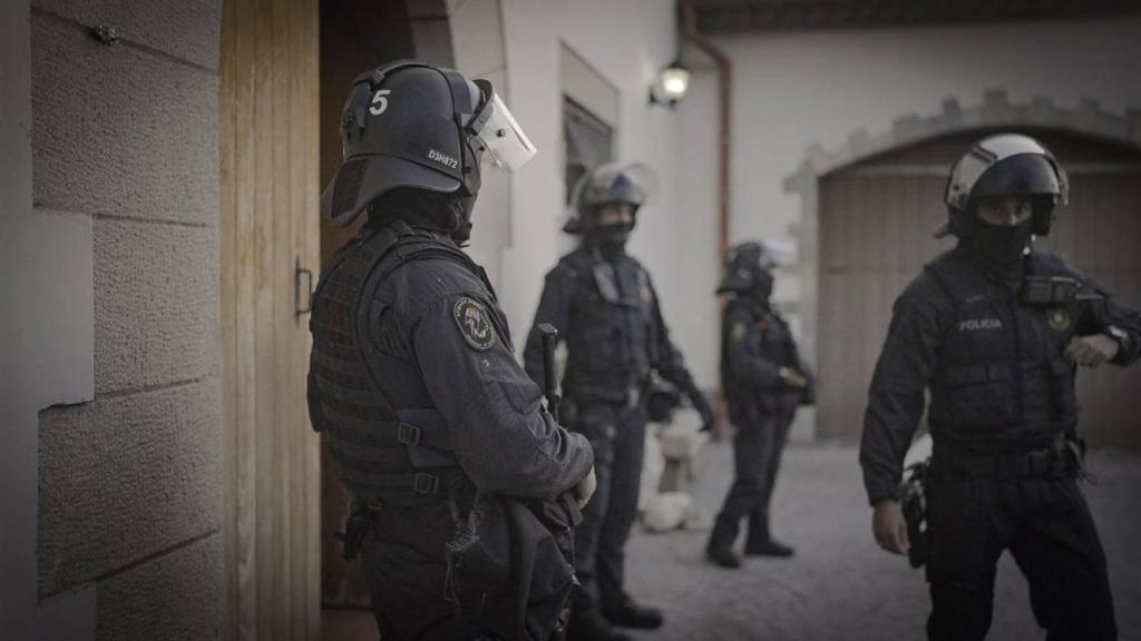 Agentes de la BRIMO de los Mossos d'Esquadra durante el dispositivo de este martes
