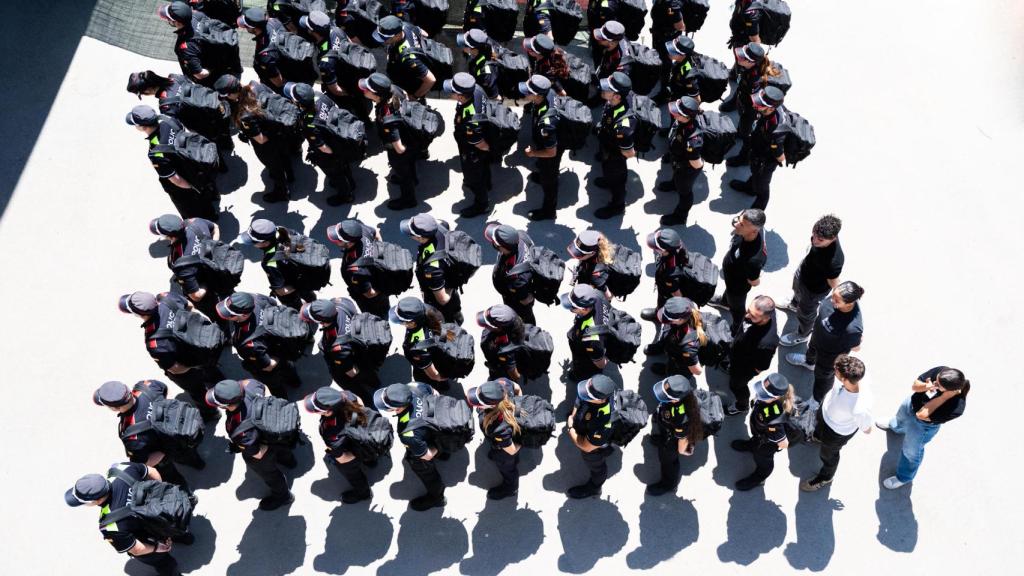 Aspirants a Mossos d'Esquadra i Guàrdia Urbana formant al pati de banderes de l'ISPC