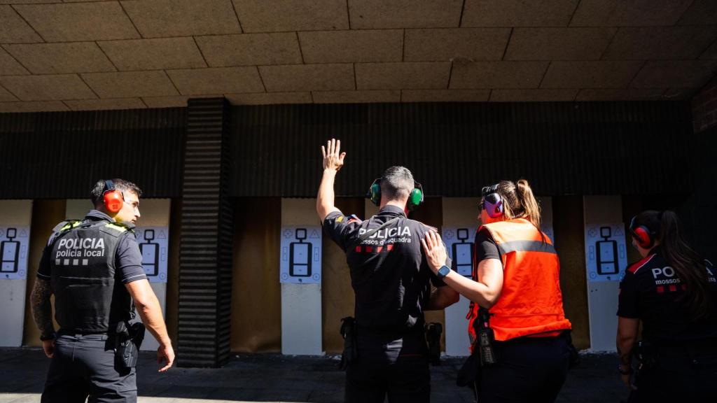 Aspirantes a mossos y a Guardia Urbana practicando tiro en el ISPC
