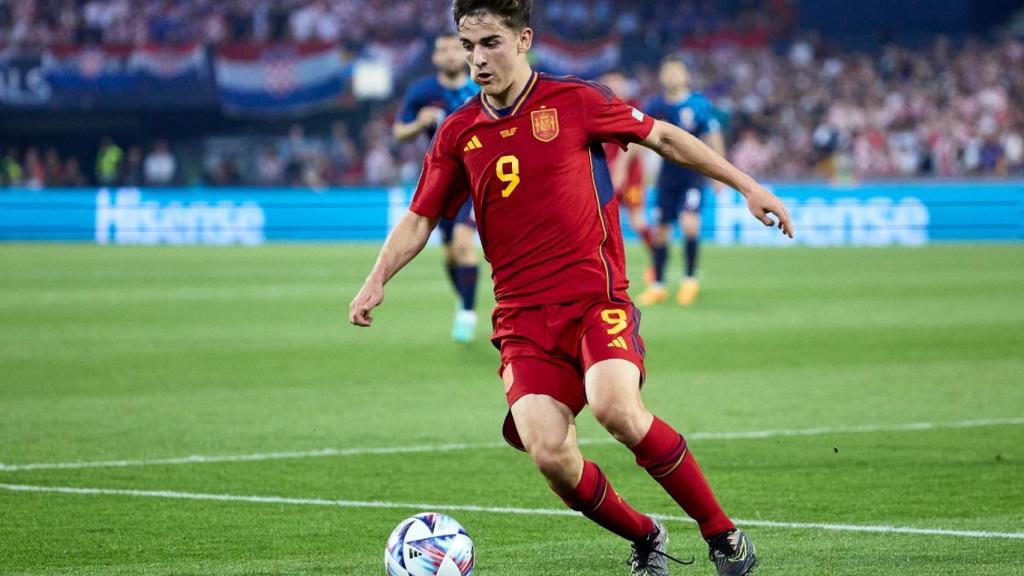 Gavi con el balón en los pies durante la final de la Nations League de 2023, ganada por España ante Croacia