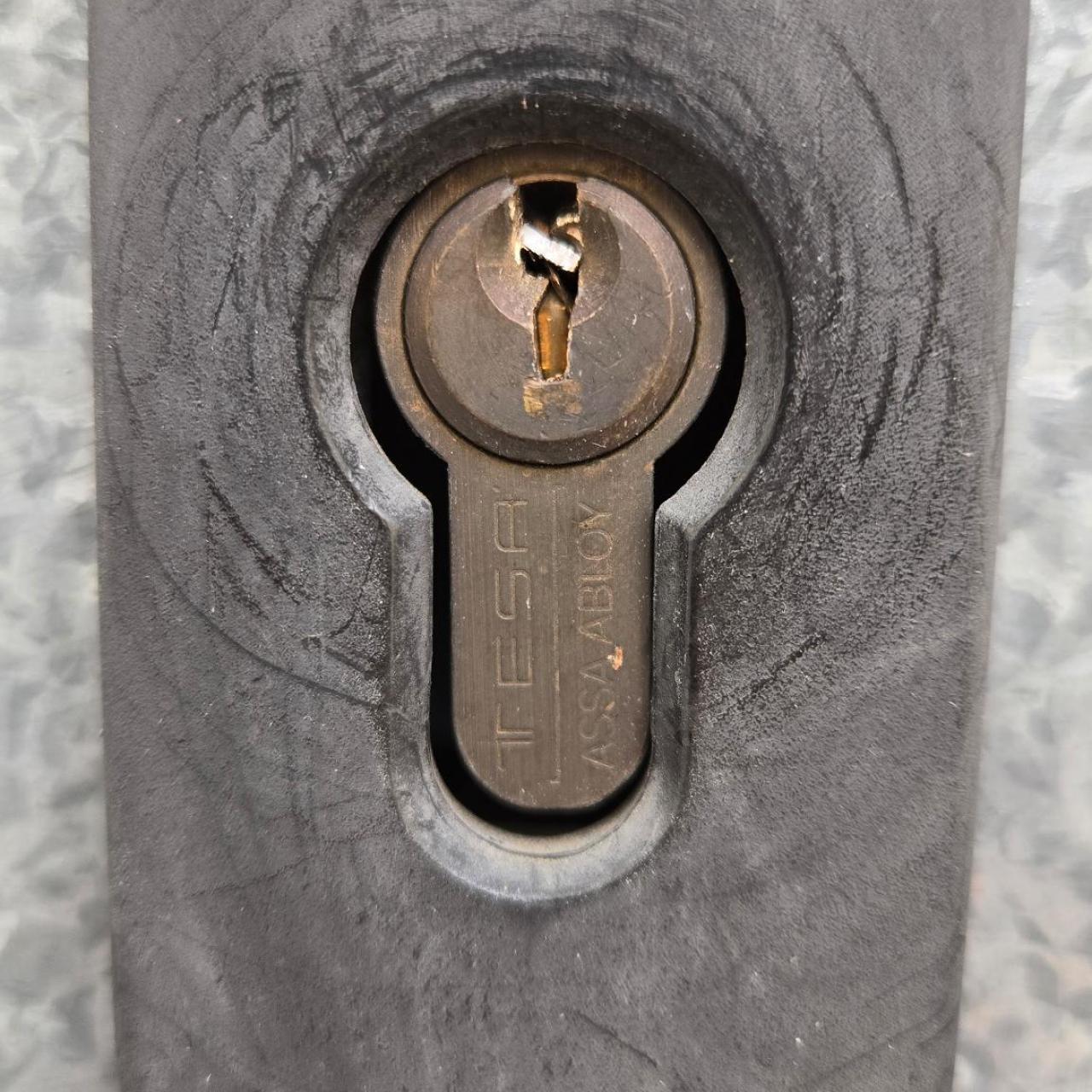 Pomo de la puerta del tejado destrozado