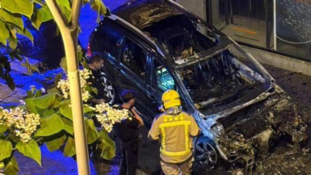 Imagen de la noche de incendios en Badalona