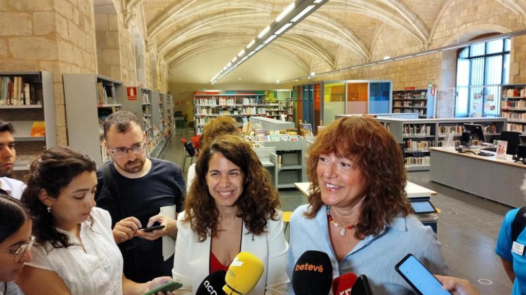 A la derecha, la teniente de alcalde del Ayuntamiento de Barcelona, Laia Bonet; y a la izquierda, la concejal de Salud del consistorio, Marta Villanueva