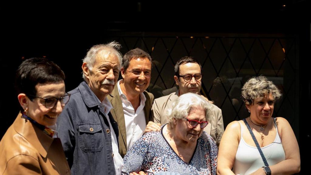 Ruscalleda, Mendoza, Balbás, y Vázquez Sallès con Rosa Gil, en la puerta de Casa Leopoldo