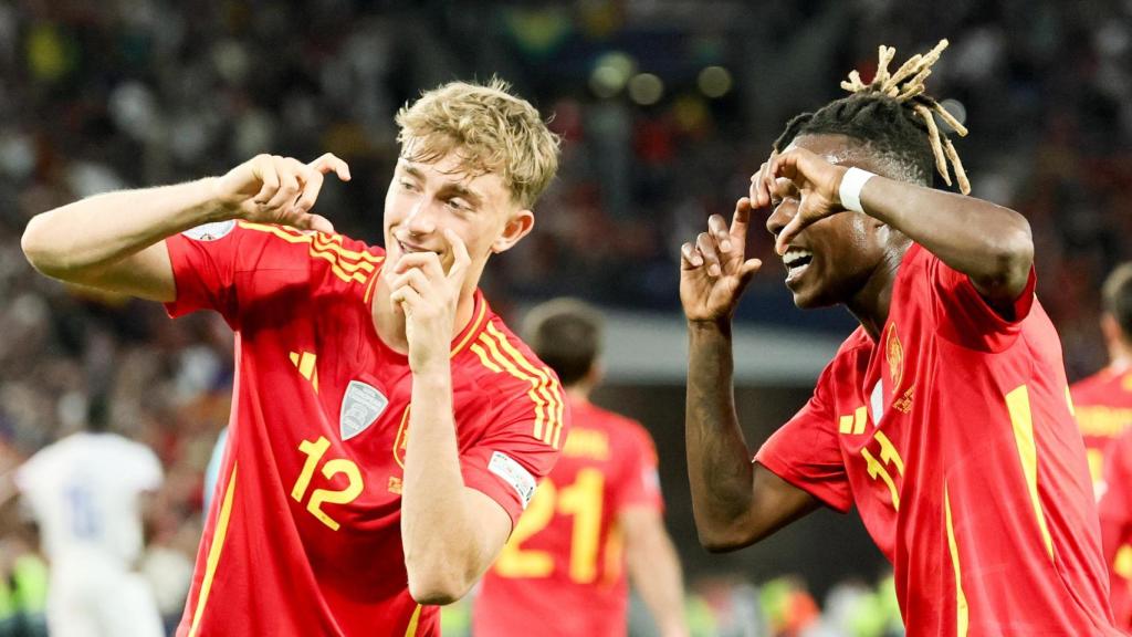 Nico Williams celebra su gol en el España-Francia de la Nations League con Dean Huijsen