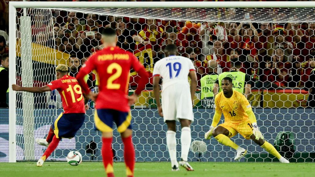 Lamine Yamal marca de penal a l'Espanya-França de la Nations League