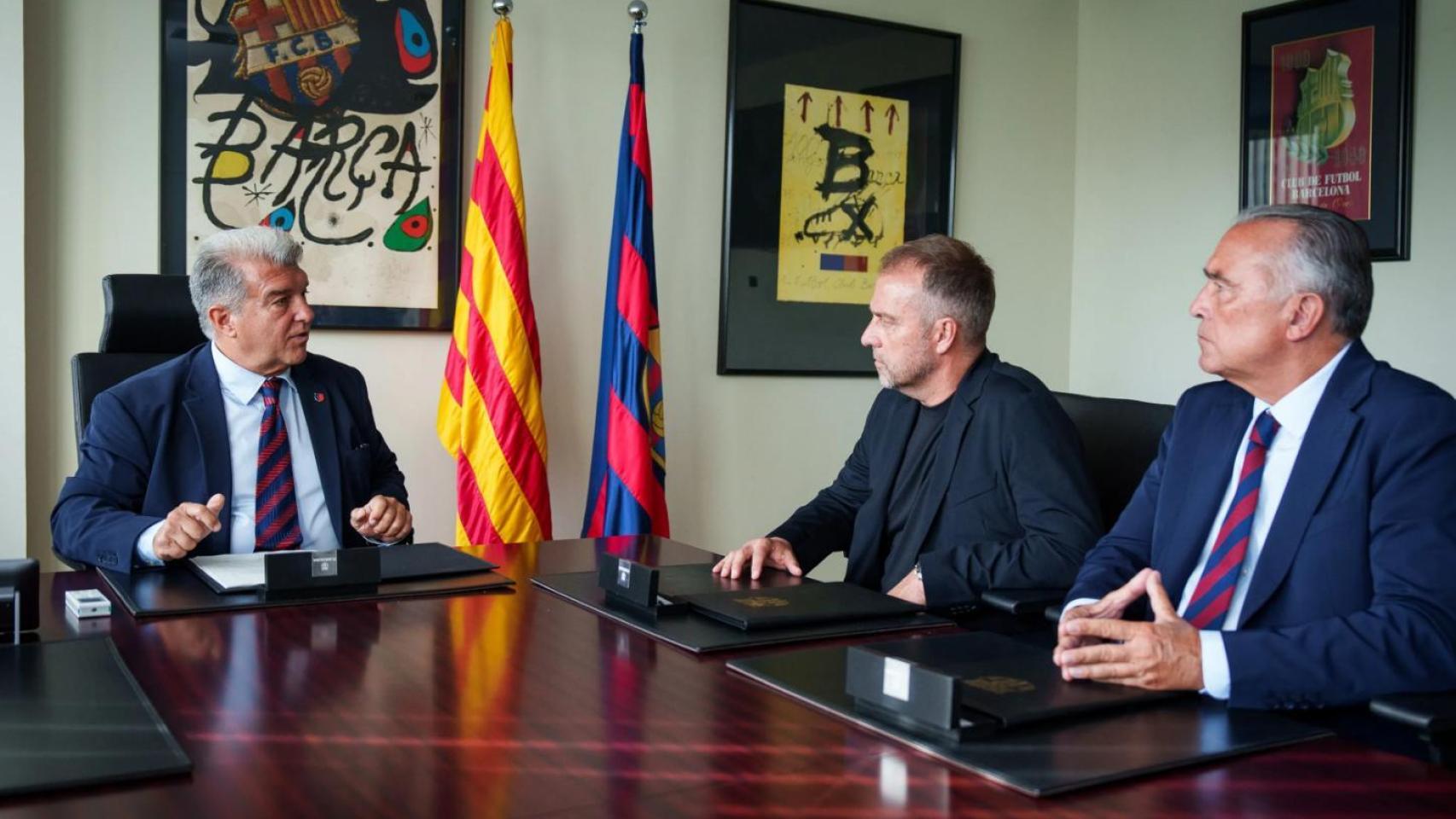 El presidente del Barça, Joan Laporta, charla con Hansi Flick y Rafa Yuste en el acto de renovación del técnico alemán