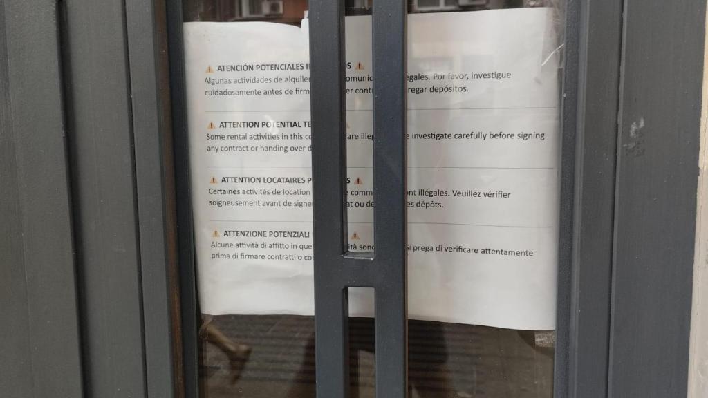 Cartell penjat pels veïns de la finca de la carrer de la Marina, 318, per denunciar lloguers il·legals