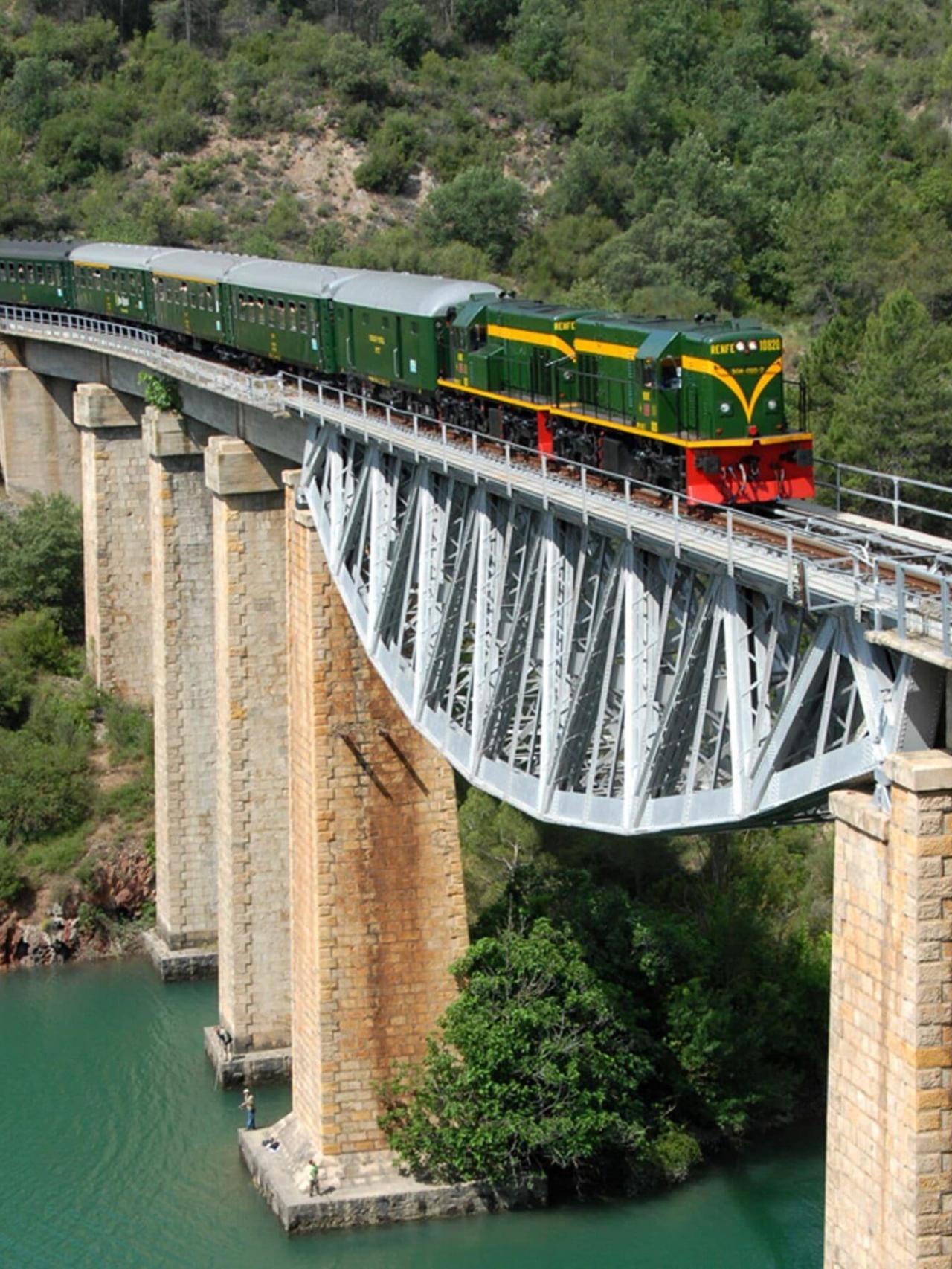 Pocos lo saben, pero esta ruta en tren es la más impresionante de Cataluña: viaje en un vagón de los años 50
