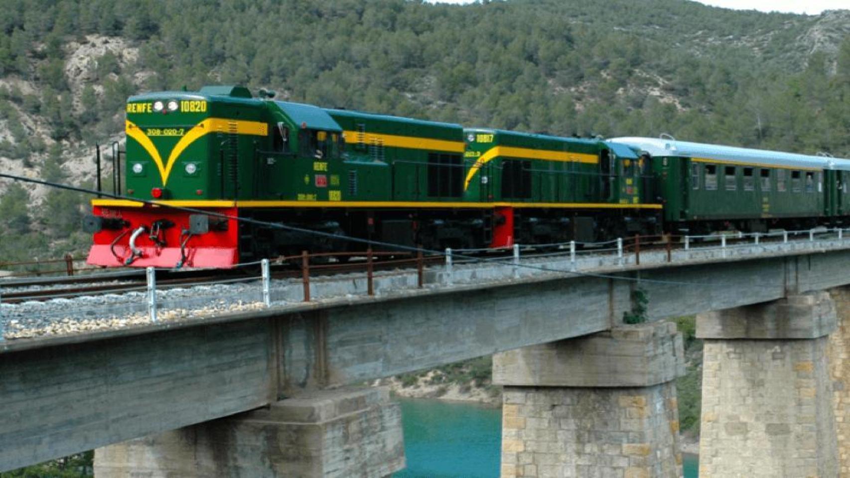 Pocos lo saben, pero esta ruta en tren es la más impresionante de Cataluña: viaje en un vagón de los años 50