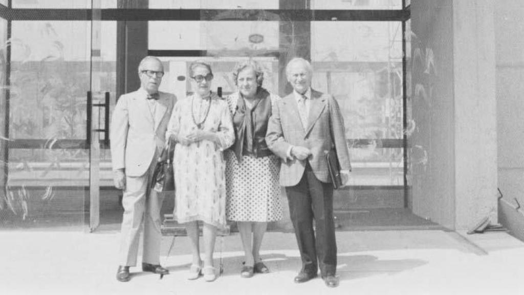 Josep Lluís Sert, Moncha Longás, Pilar Juncosa i Joan Miró davant del CEAC, 1975