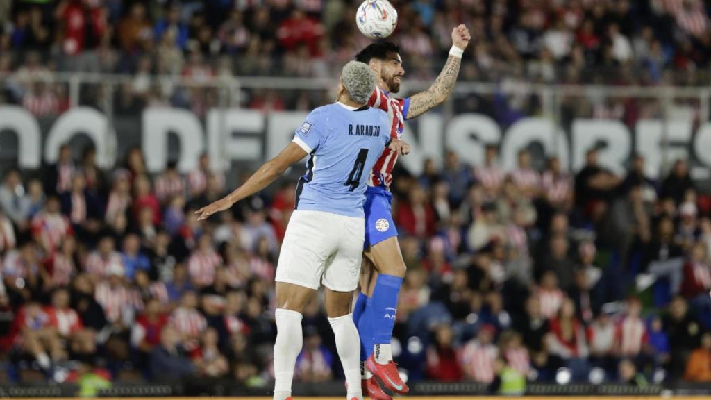 Ronald Araujo disputa un balón durante el Paraguay-Uruguay