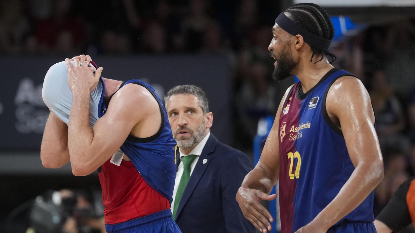 Joel Parra y Jabari Parker se lamentan durante la derrota del Barça de basket contra el Unicaja