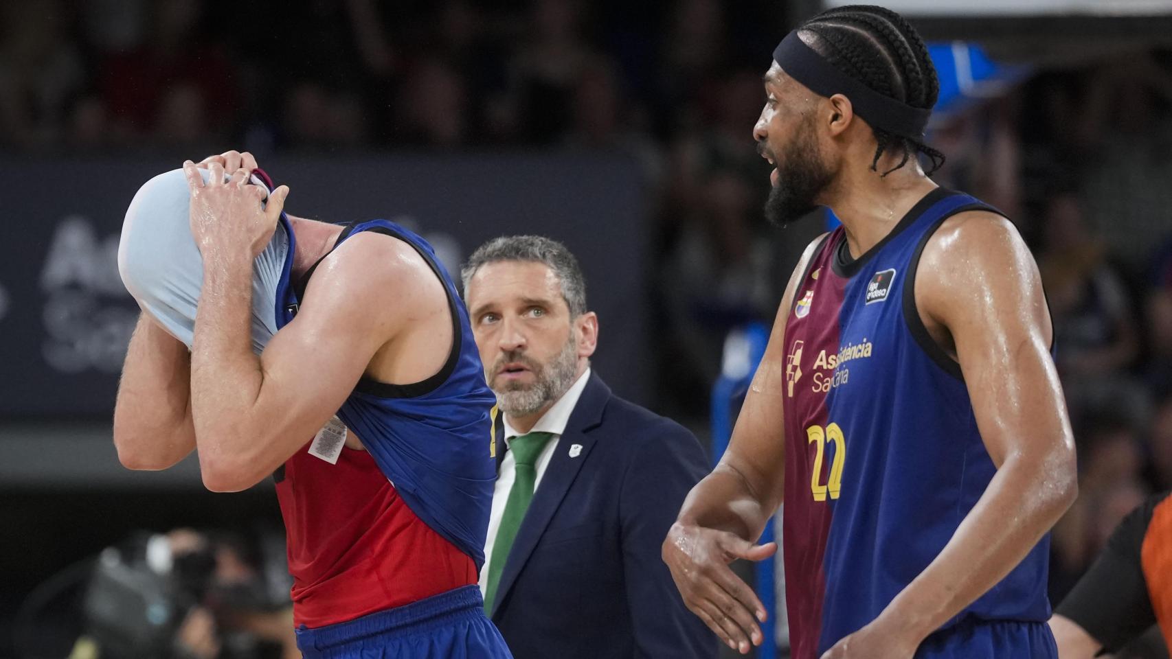 Joel Parra y Jabari Parker se lamentan durante la derrota del Barça de basket contra el Unicaja