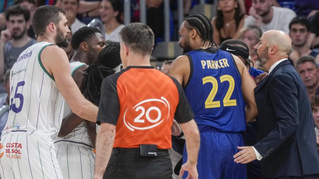 Joan Peñarroya se enzarza con Melvin Ejim en el Barça de basket-Unicaja