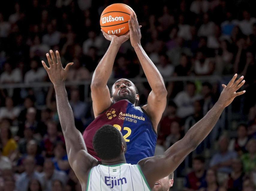 Jabari Parker lanza a canasta en el Barça de basket-Unicaja