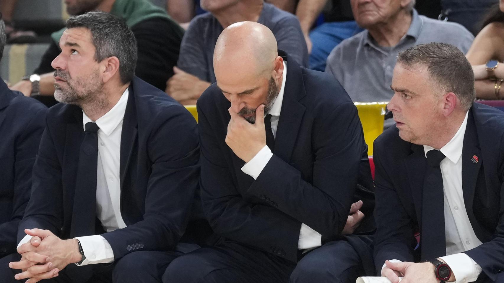 Joan Peñarroya, decepcionado durante un partido del Barça de basket contra el Unicaja en el Palau Blaugrana