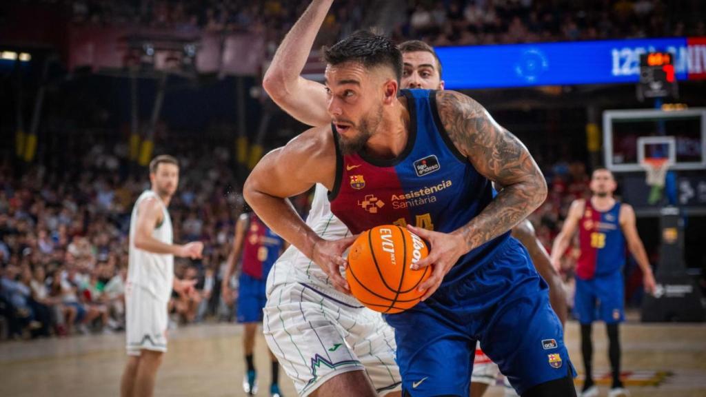 Willy Hernangómez lanza a canasta en el Barça de basket-Unicaja