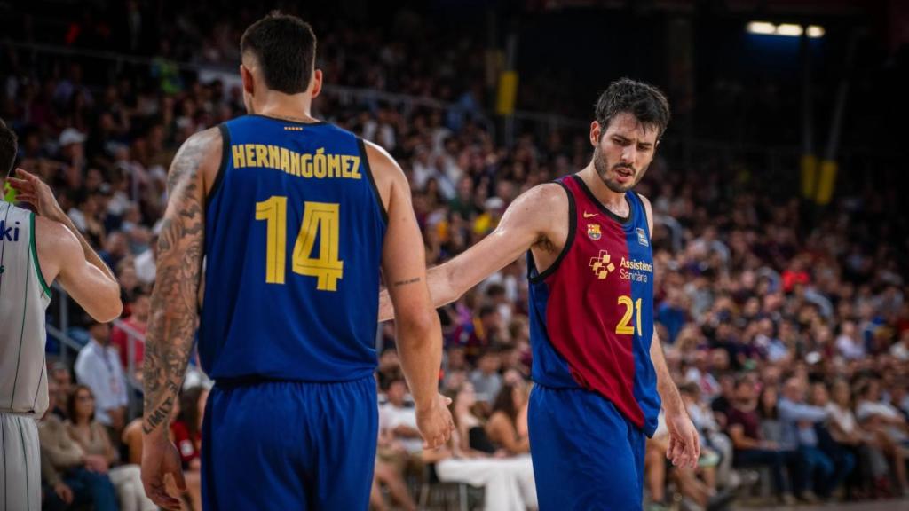 Álex Abrines choca la mano a Willy Hernangómez en la derrota del Barça de basket contra el Unicaja