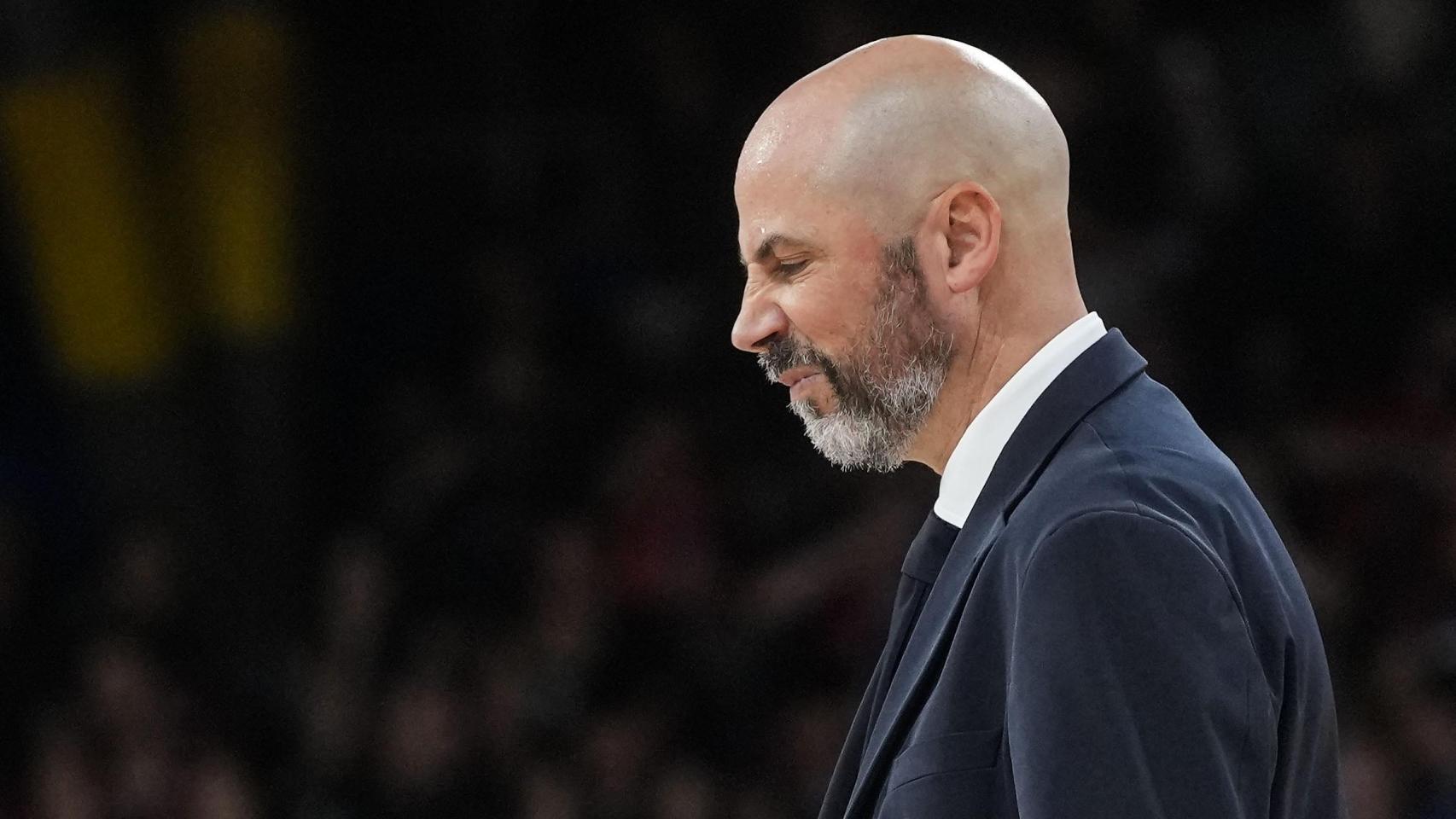 Joan Peñarroya, frustrado en la derrota del Barça de basket contra el Unicaja