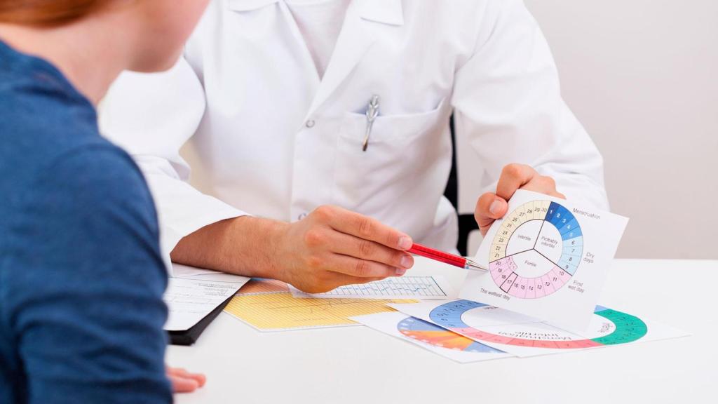 Un especialista explica el ciclo menstrual a una adolescent