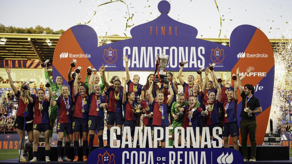 El Barça Femenino aixeca el títol de campió de la Copa de la Reina