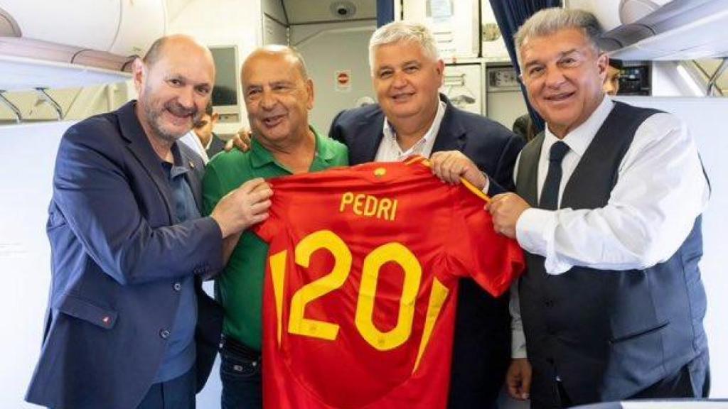 Rafael Louzán y Joan Laporta, en el avión de camino a Múnich para la final de la Nations League