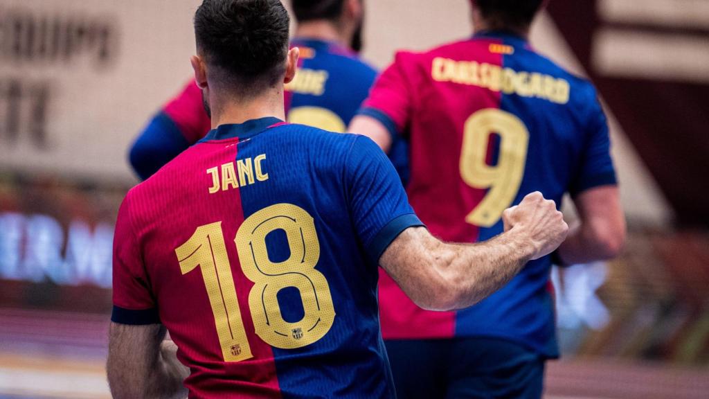 Janc Blanc celebra un gol del Barça de balonmano